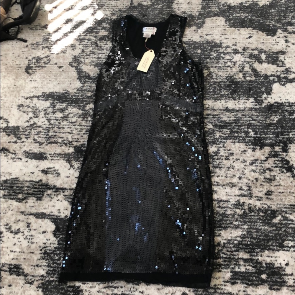 Sleeveless black sequined dress